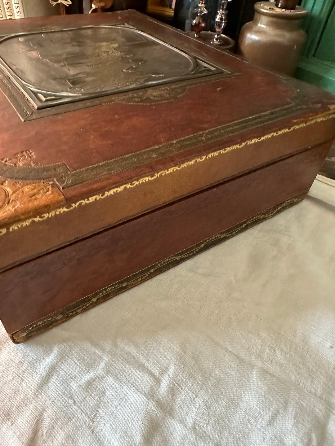 Boite recouverte de cuir avec plaque en métal argenté scène courtisane. Estimation fin 19eme - début 20ème