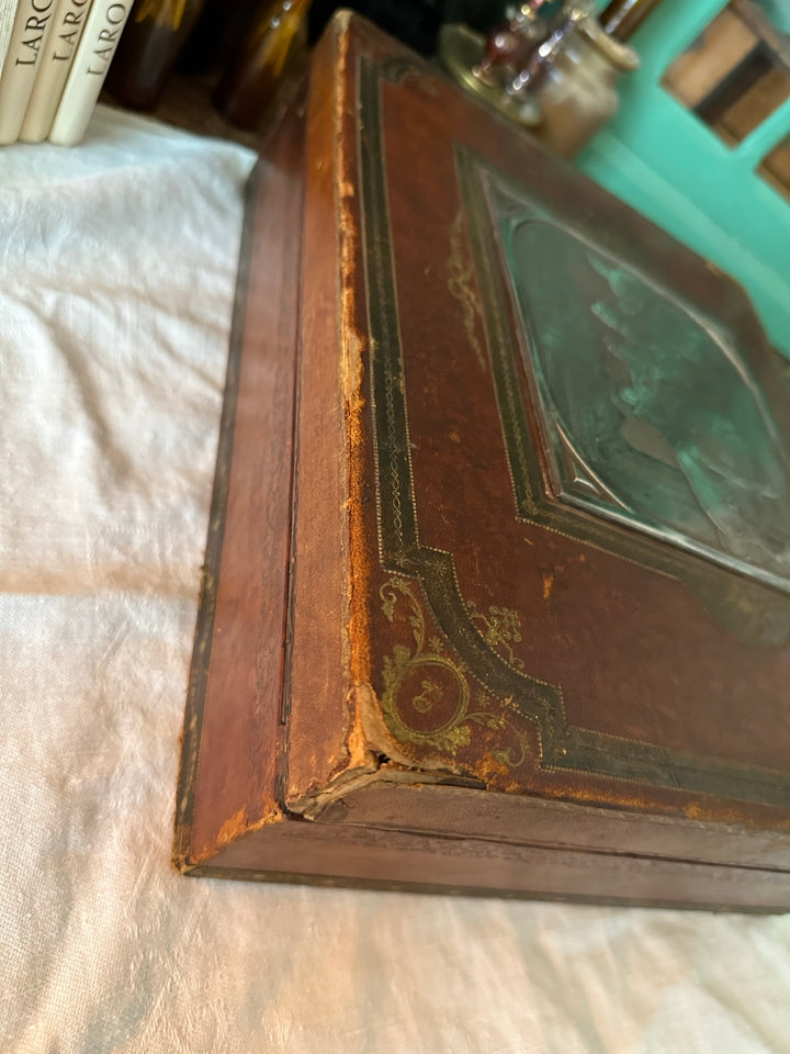 Boite recouverte de cuir avec plaque en métal argenté scène courtisane. Estimation fin 19eme - début 20ème