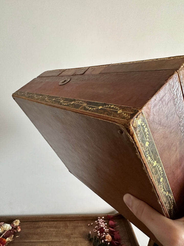 Boite recouverte de cuir avec plaque en métal argenté scène courtisane. Estimation fin 19eme - début 20ème