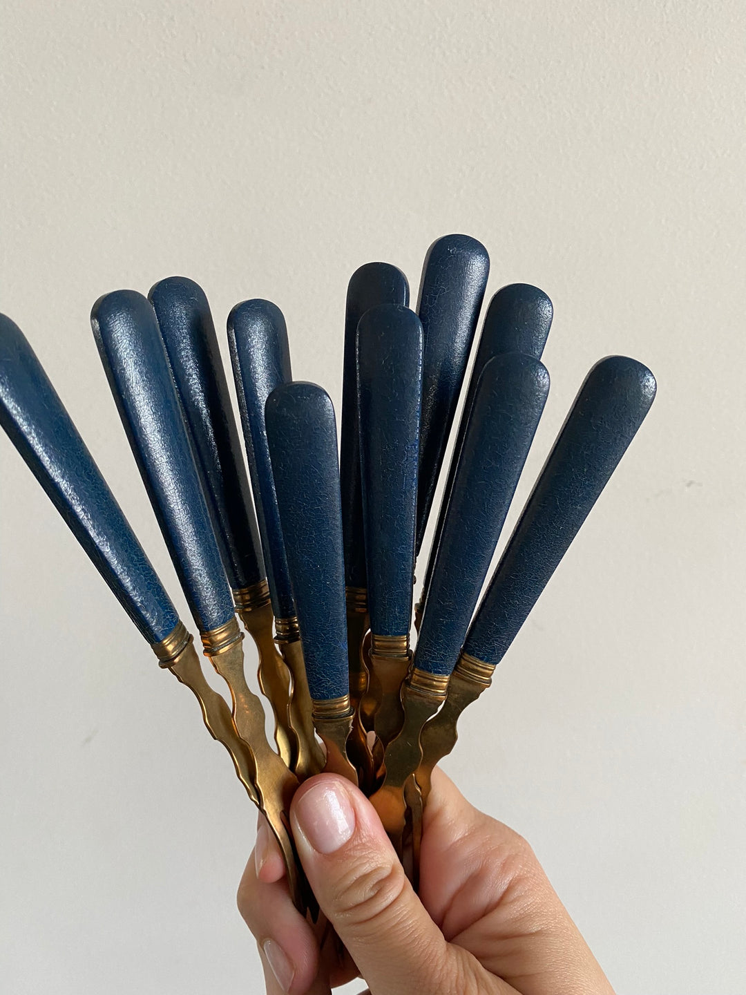 Fourchettes à dessert bleues et dorées