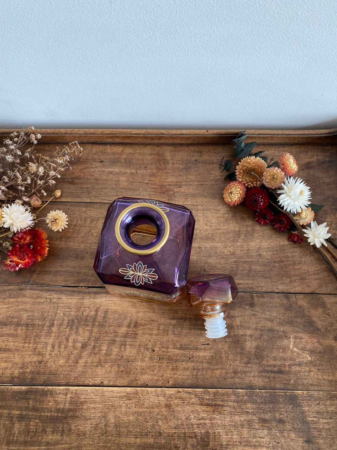Bouteille dorée et mauve en verre décoration florale