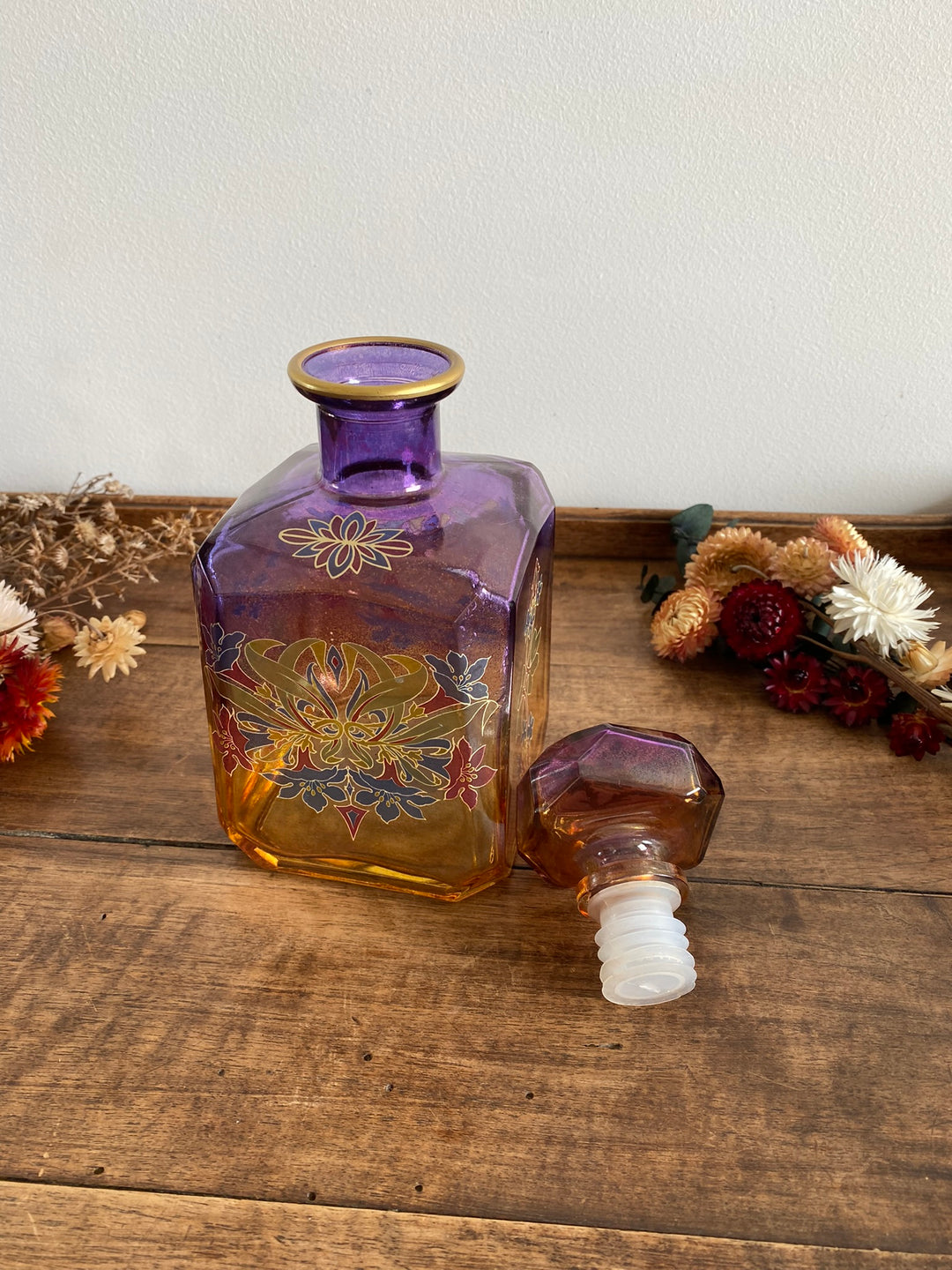 Bouteille dorée et mauve en verre décoration florale