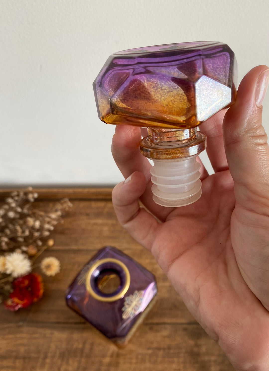 Bouteille dorée et mauve en verre décoration florale