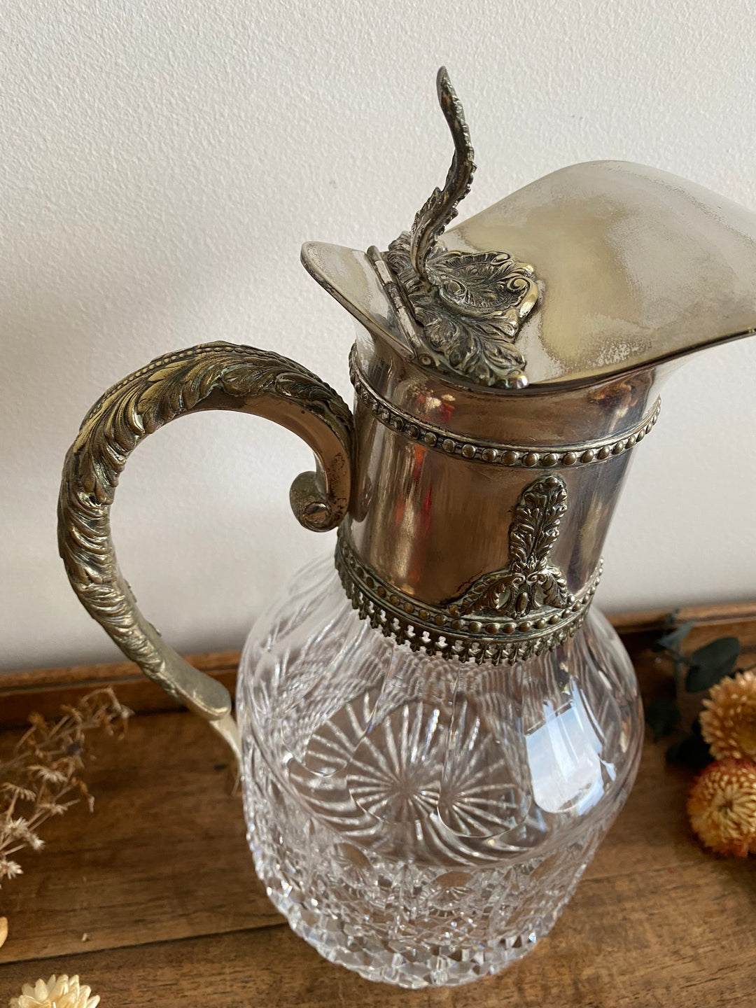 Carafe en cristal bec en métal argenté