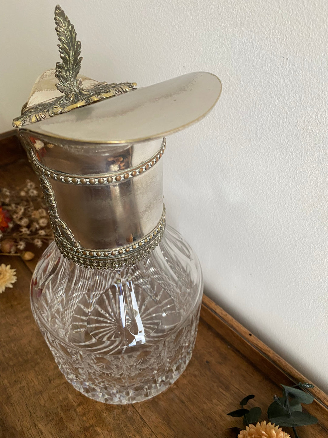 Carafe en cristal bec en métal argenté