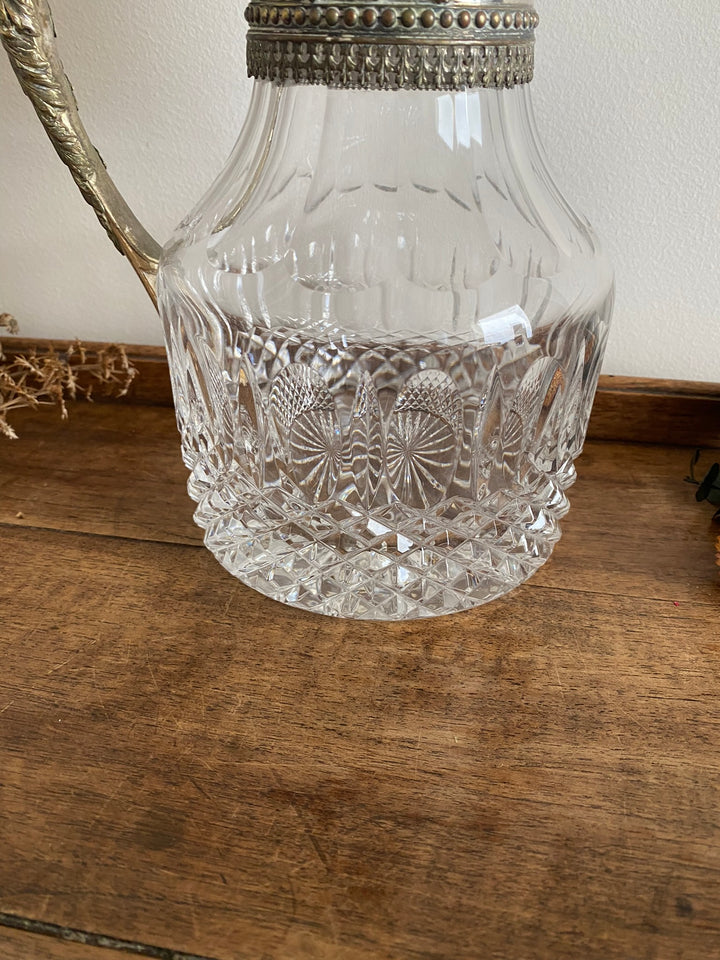 Carafe en cristal bec en métal argenté