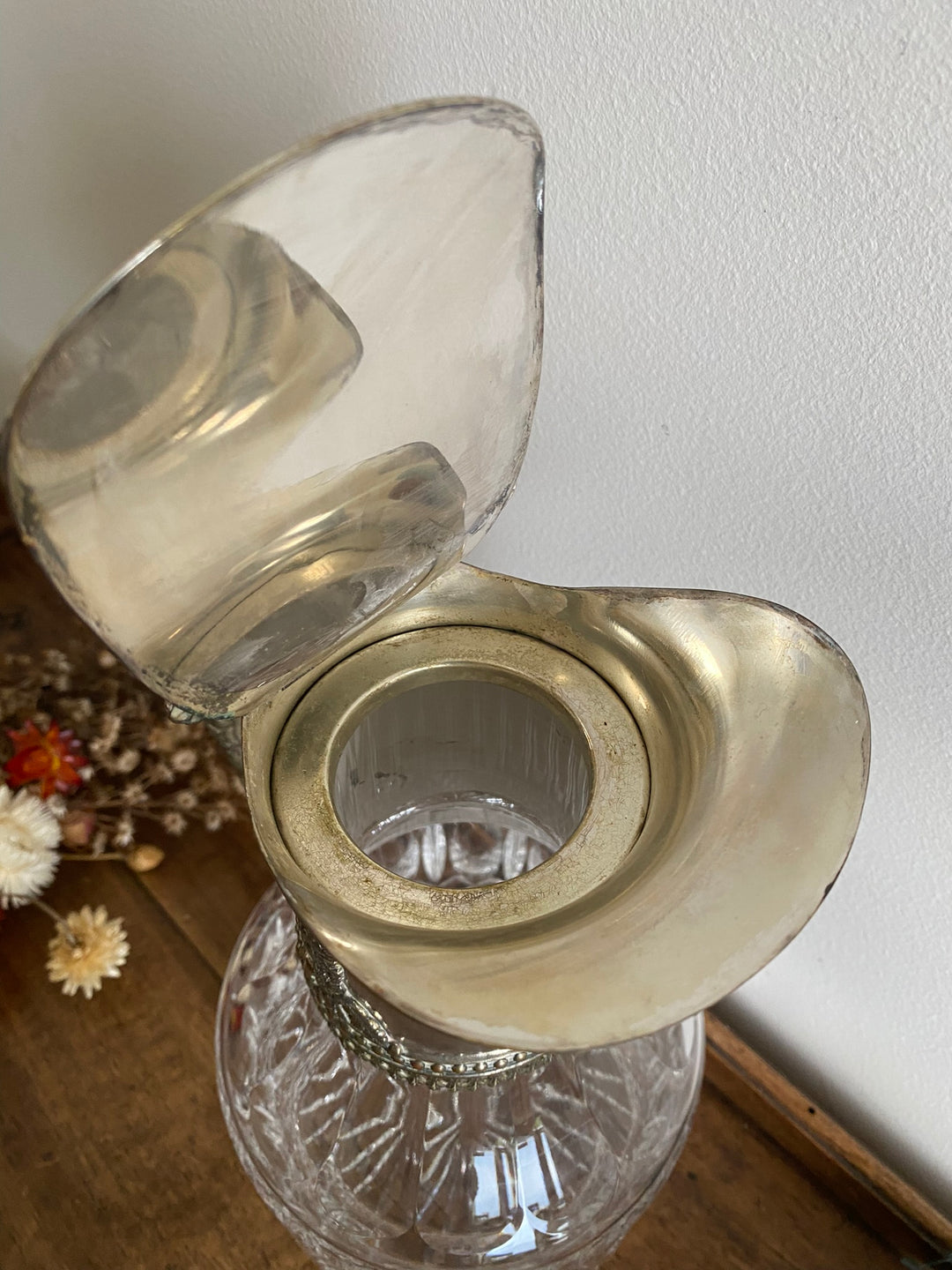 Carafe en cristal bec en métal argenté