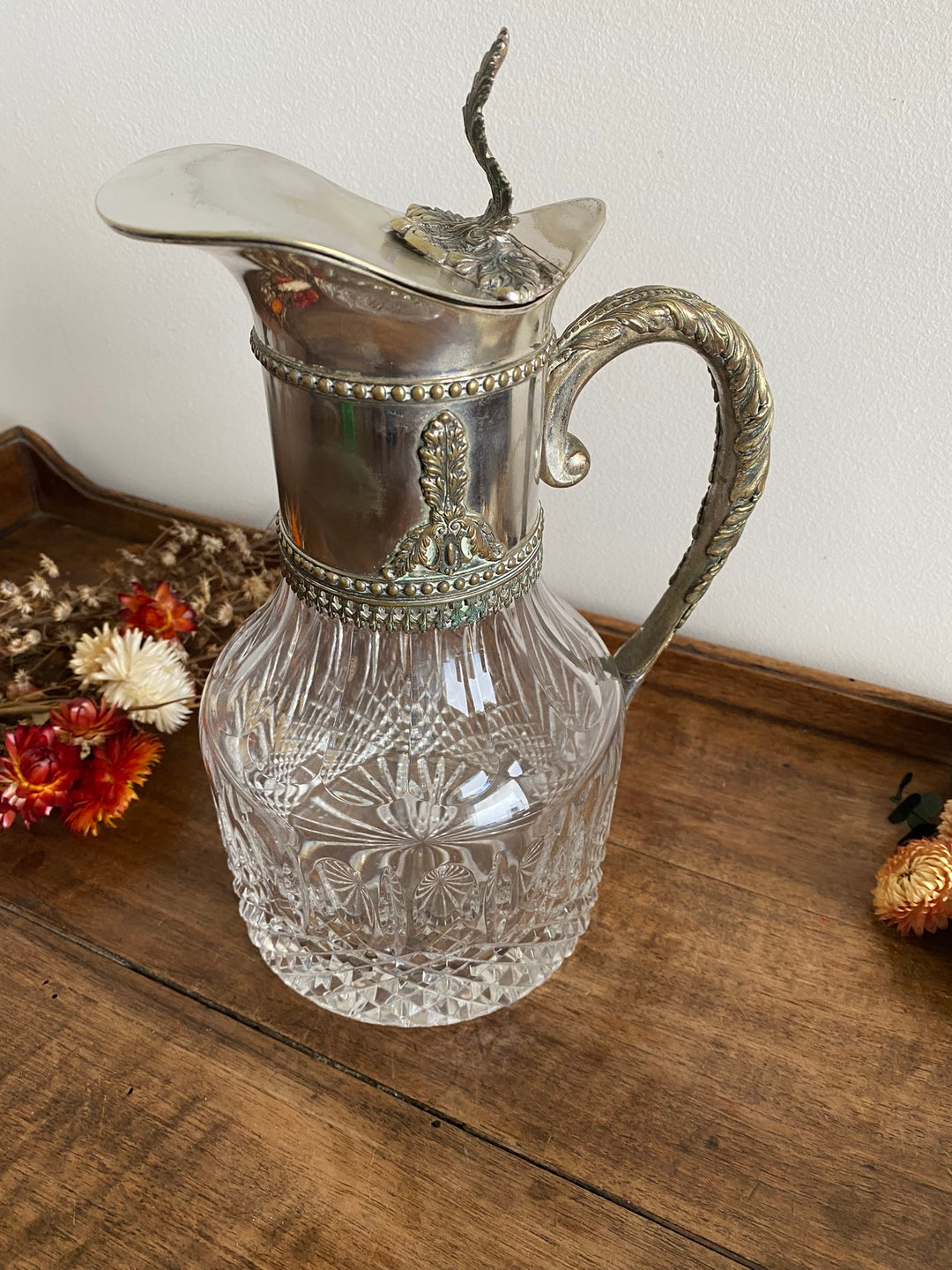Carafe en cristal bec en métal argenté