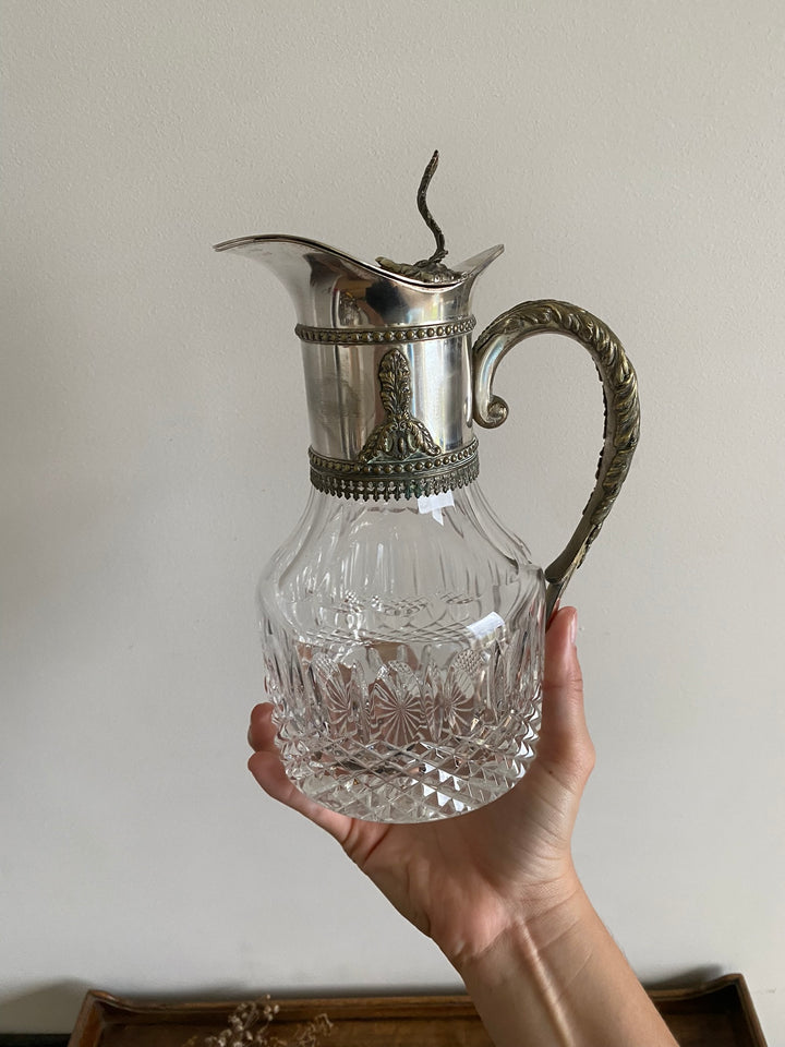 Carafe en cristal bec en métal argenté