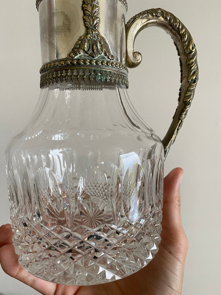 Carafe en cristal bec en métal argenté