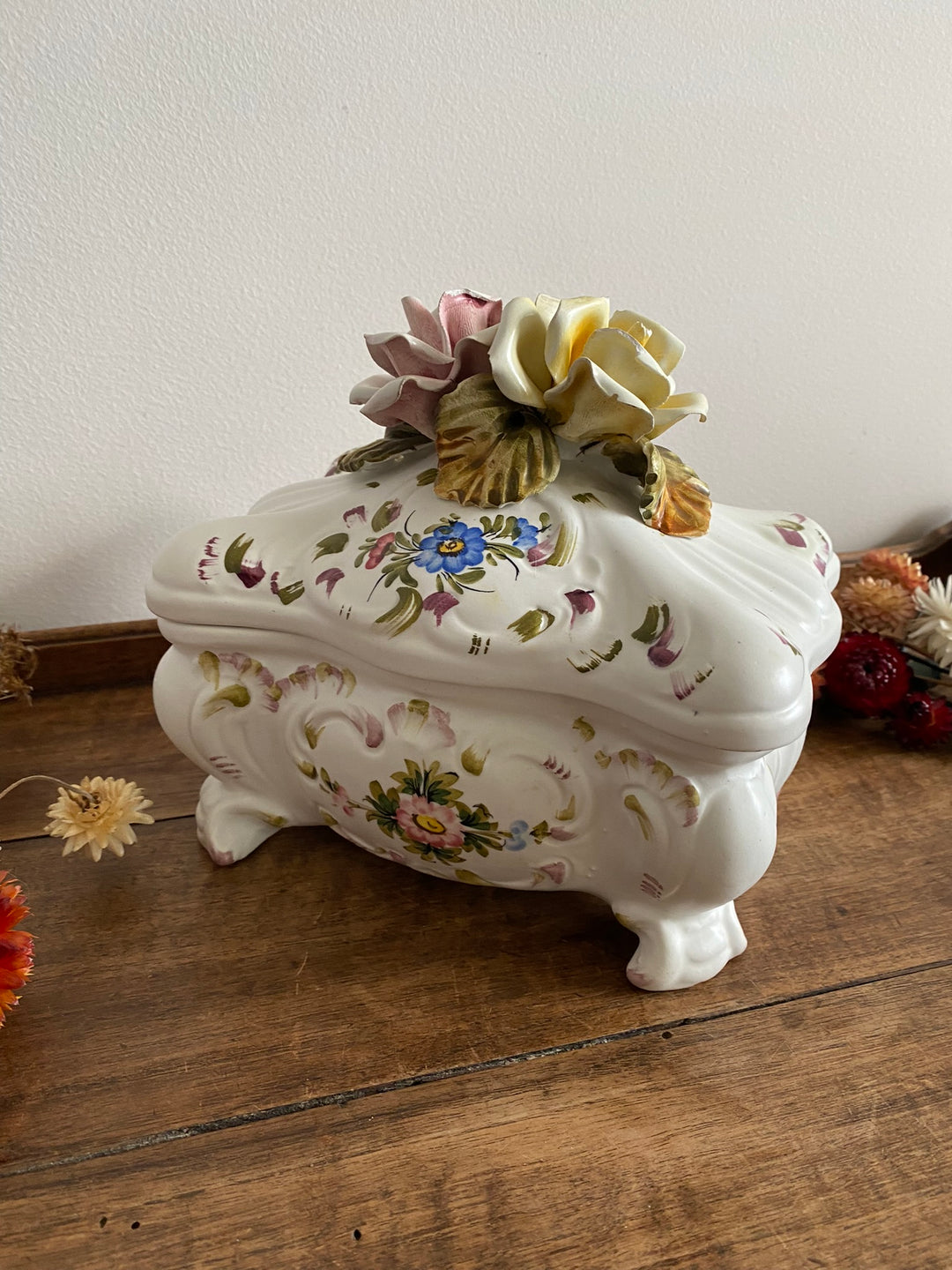 Soupière rectangulaire sur pieds ornée de fleurs sculptées