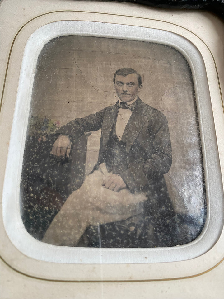 Photographies milieu XIXème dans leurs cadres travaillés noirs