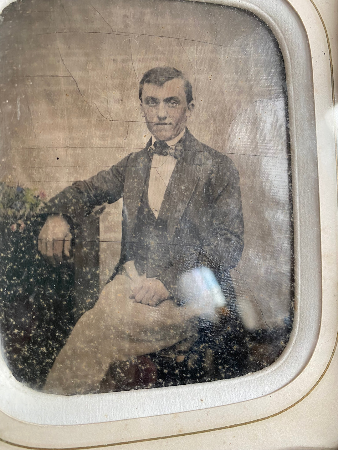 Photographies milieu XIXème dans leurs cadres travaillés noirs