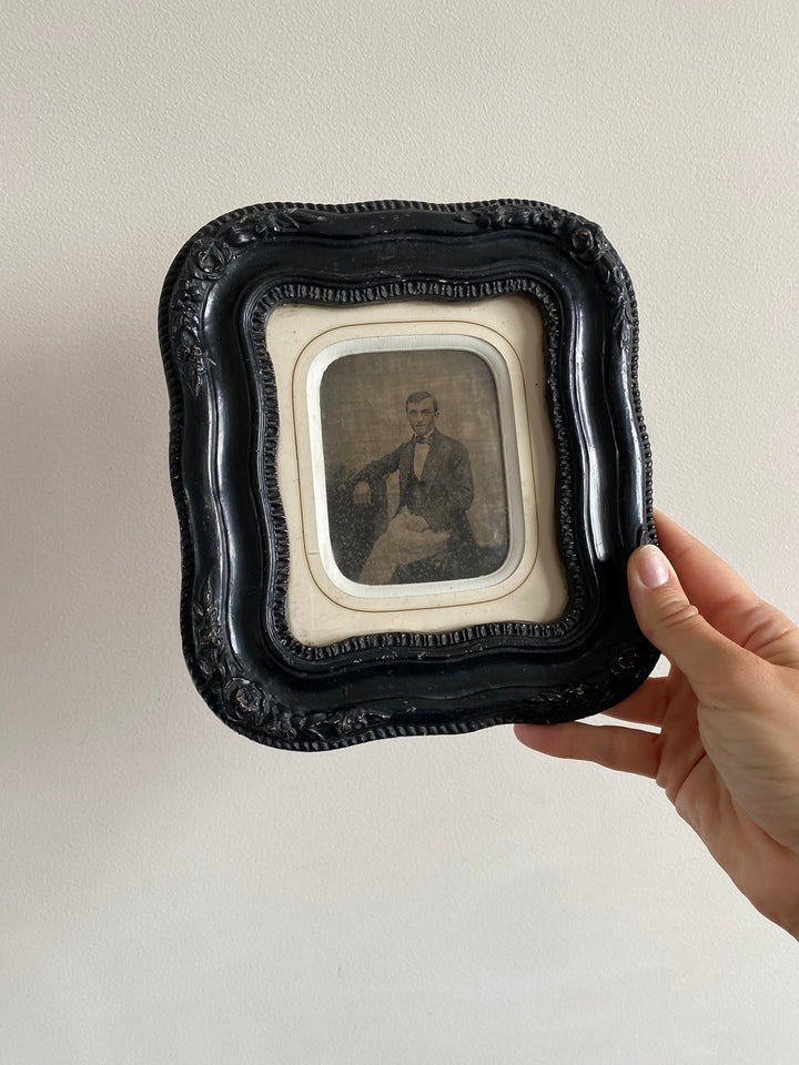 Photographies milieu XIXème dans leurs cadres travaillés noirs