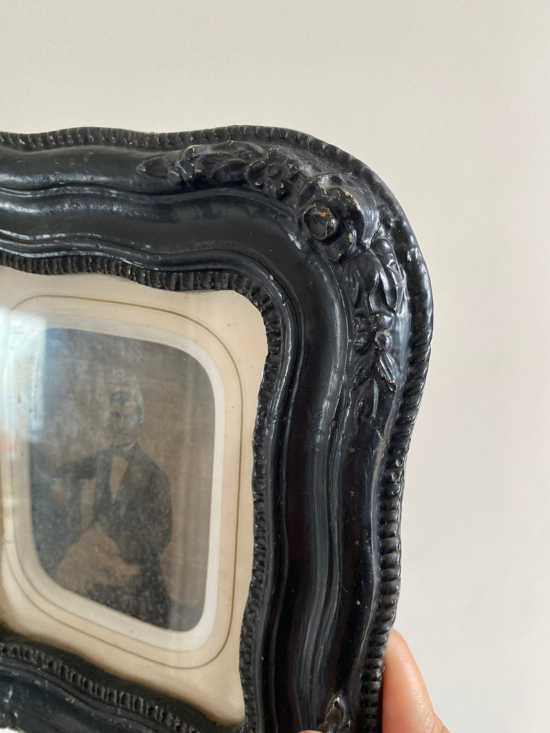 Photographies milieu XIXème dans leurs cadres travaillés noirs