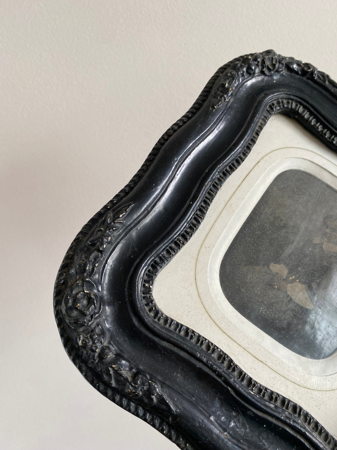 Photographies milieu XIXème dans leurs cadres travaillés noirs