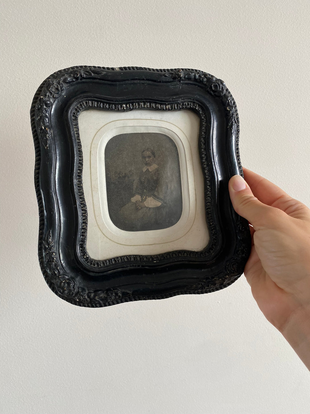 Photographies milieu XIXème dans leurs cadres travaillés noirs