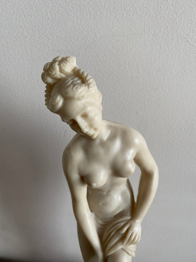 Statuette Vénus sortant du bain en résine sur socle noir en bois