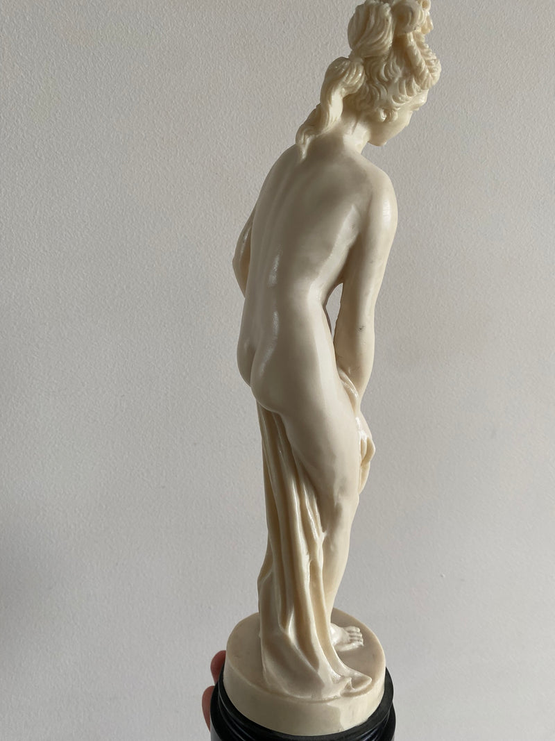 Statuette Vénus sortant du bain en résine sur socle noir en bois