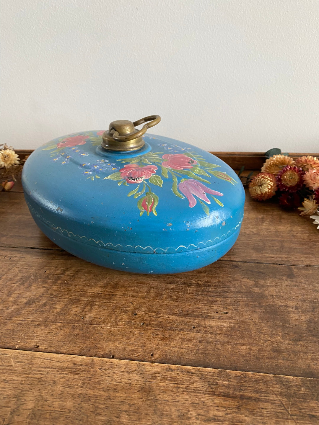 Bouillotte en cuivre peinte à la main en bleu motifs fleurs