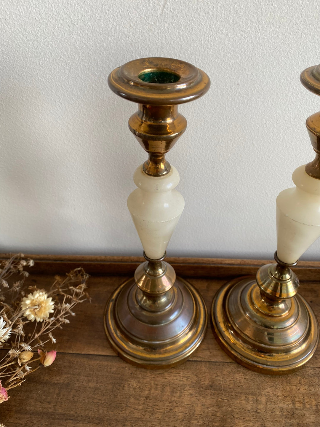 Bougeoirs en laiton doré et albâtre