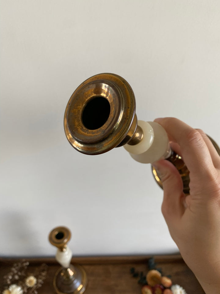 Bougeoirs en laiton doré et albâtre