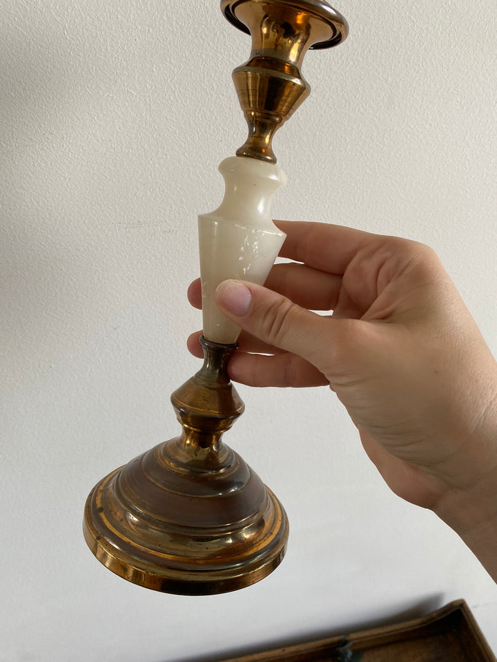 Bougeoirs en laiton doré et albâtre