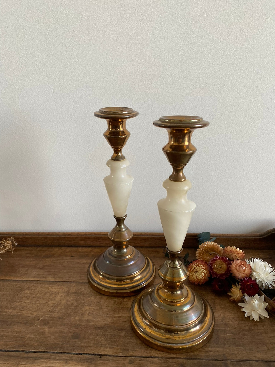 Bougeoirs en laiton doré et albâtre