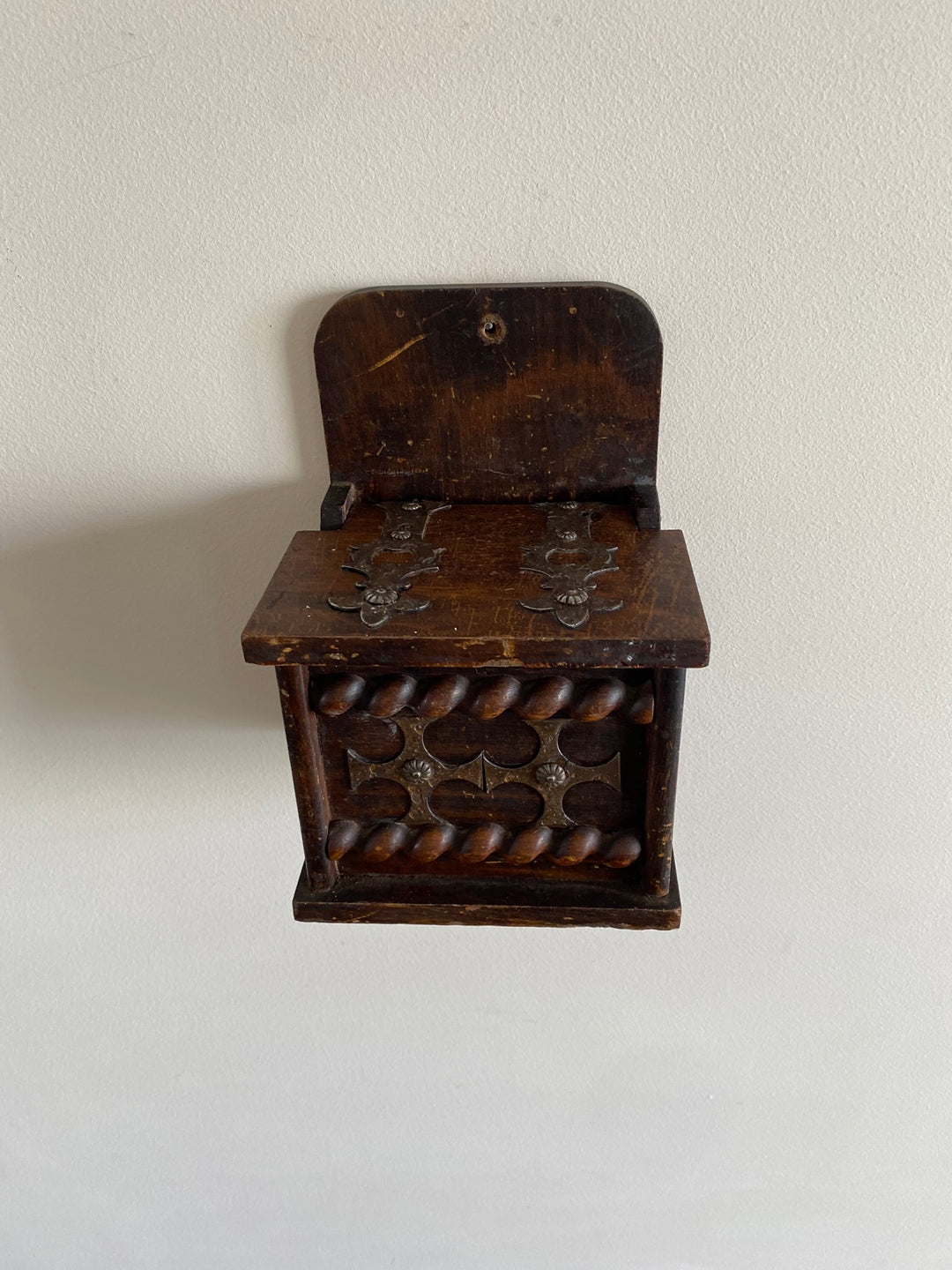 Boite à sel ancienne en bois décoration en métal