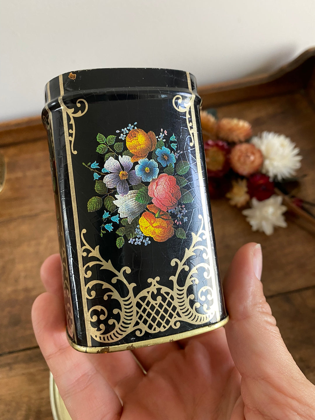Boîtes à thé en métal fleurs sur fond noir craquelé