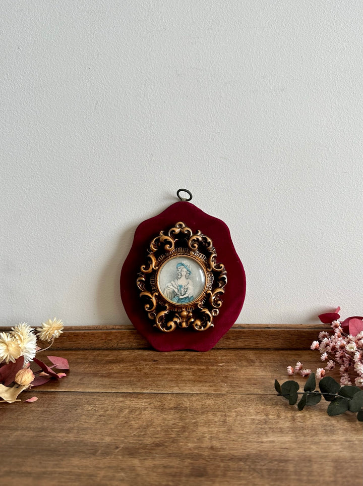 Médaillon rococo portrait d'époque sur support en velours rouge