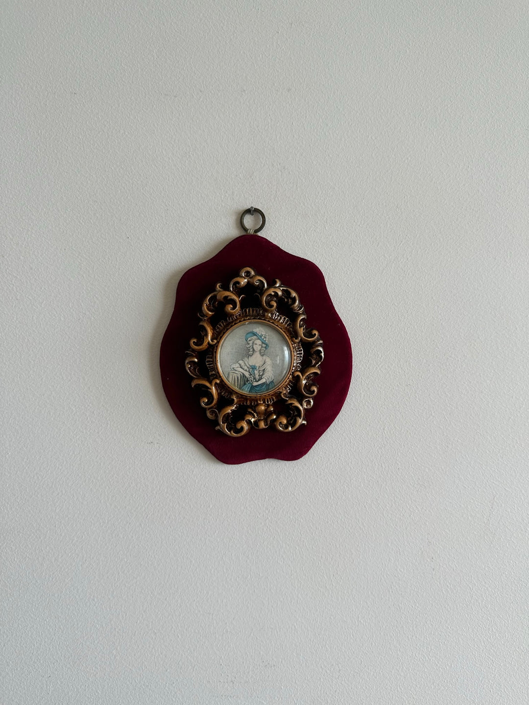 Médaillon rococo portrait d'époque sur support en velours rouge