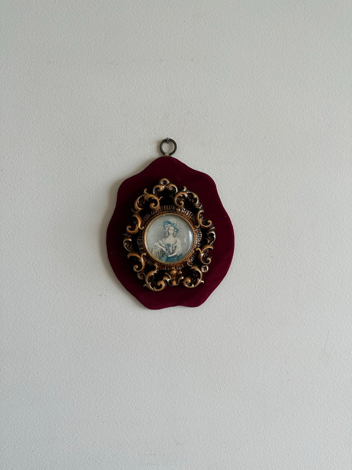 Médaillon rococo portrait d'époque sur support en velours rouge