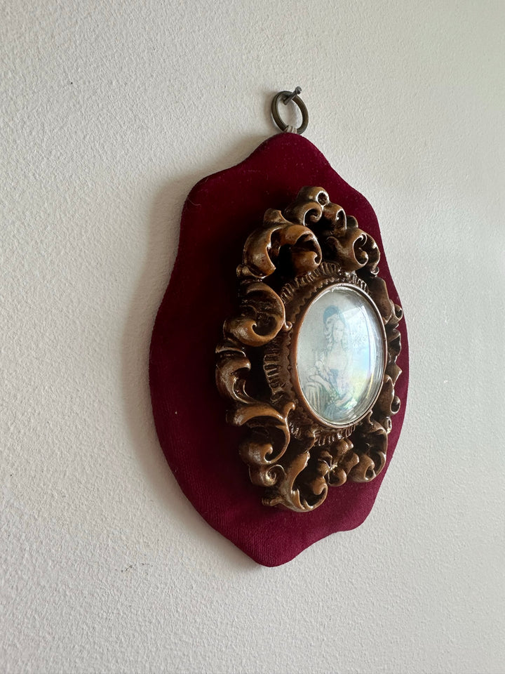Médaillon rococo portrait d'époque sur support en velours rouge