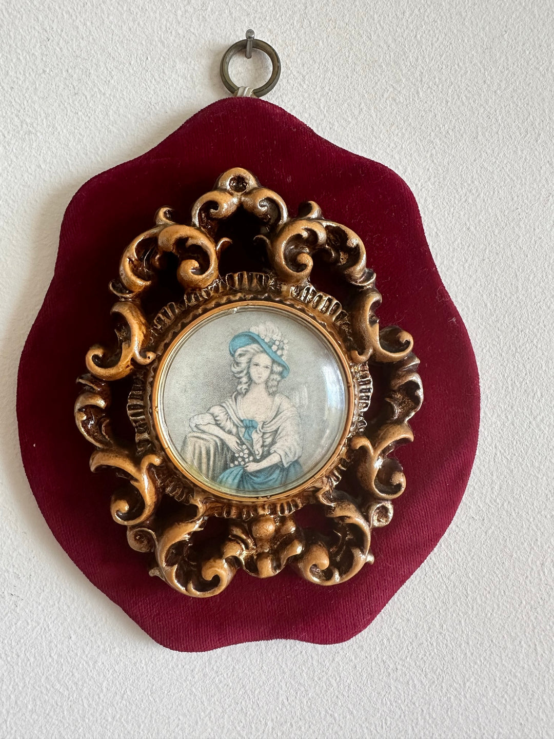 Médaillon rococo portrait d'époque sur support en velours rouge