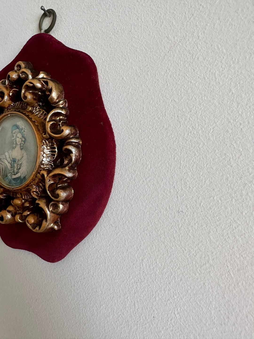 Médaillon rococo portrait d'époque sur support en velours rouge