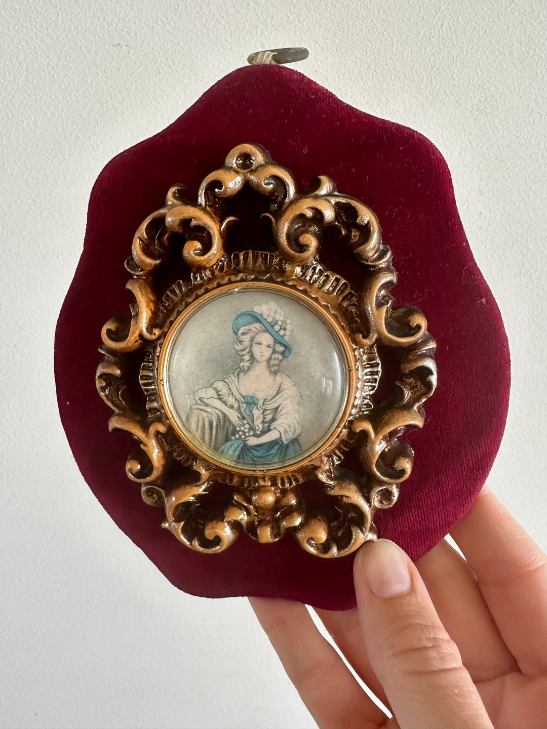 Médaillon rococo portrait d'époque sur support en velours rouge