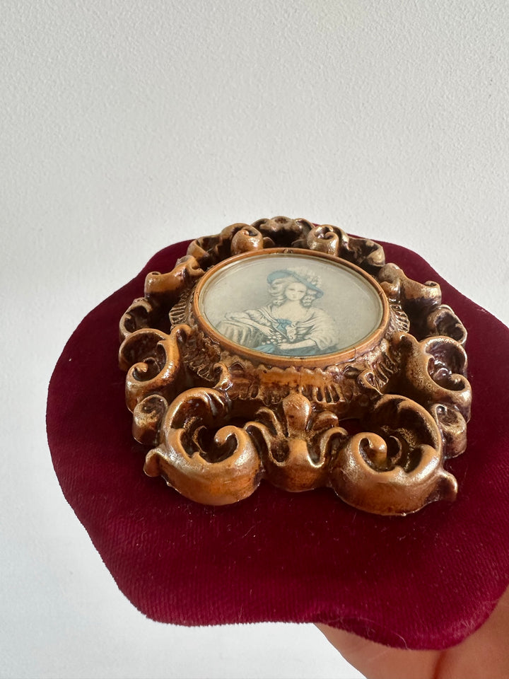 Médaillon rococo portrait d'époque sur support en velours rouge