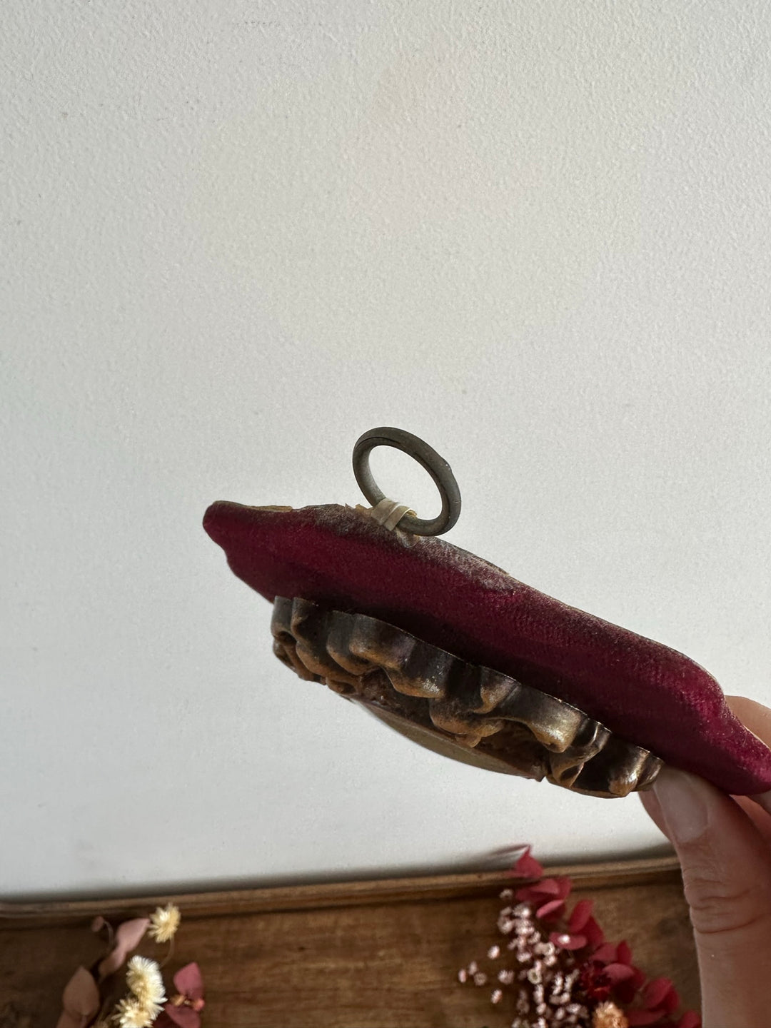 Médaillon rococo portrait d'époque sur support en velours rouge
