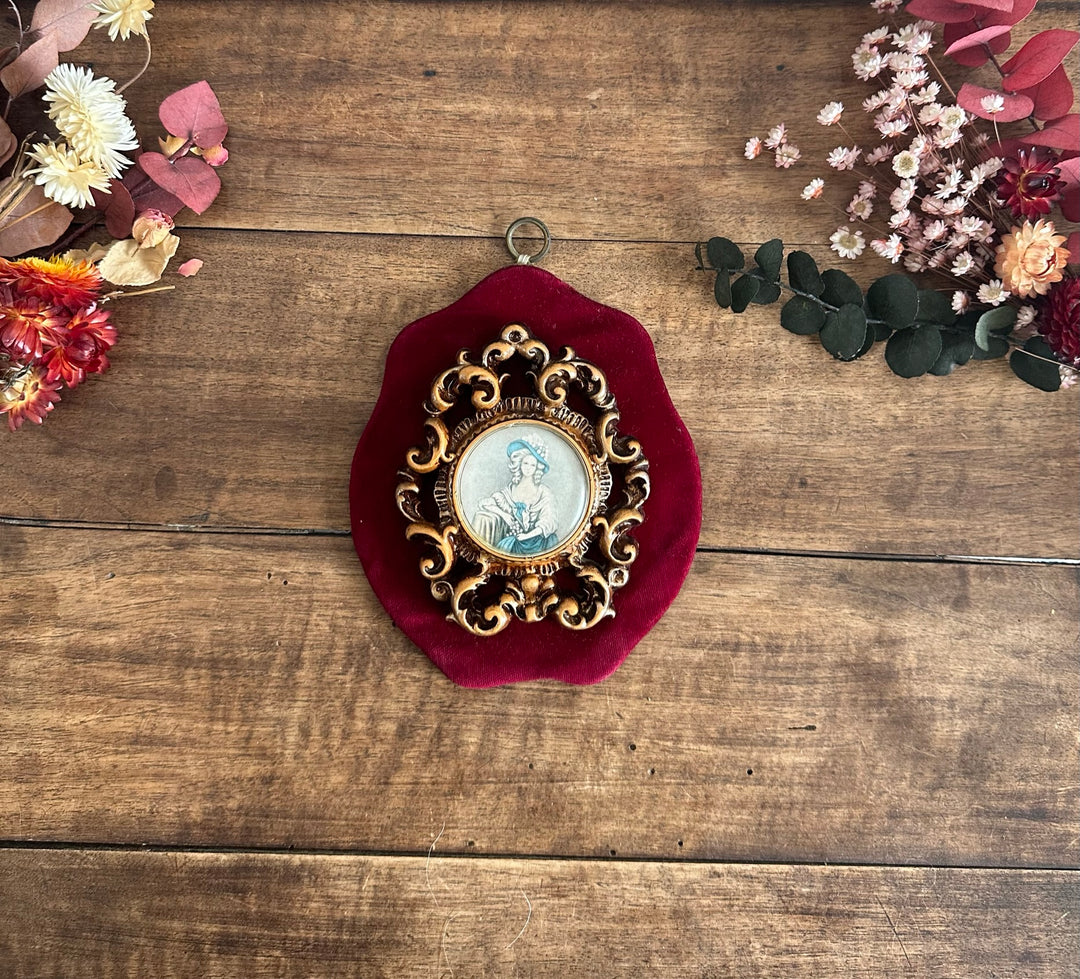 Médaillon rococo portrait d'époque sur support en velours rouge