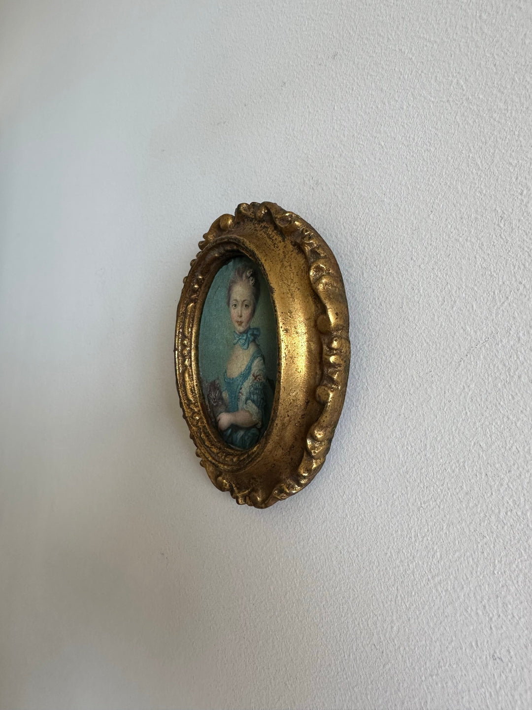 Impression sur tissu portrait jeune fille d'époque dans cadre rococo doré