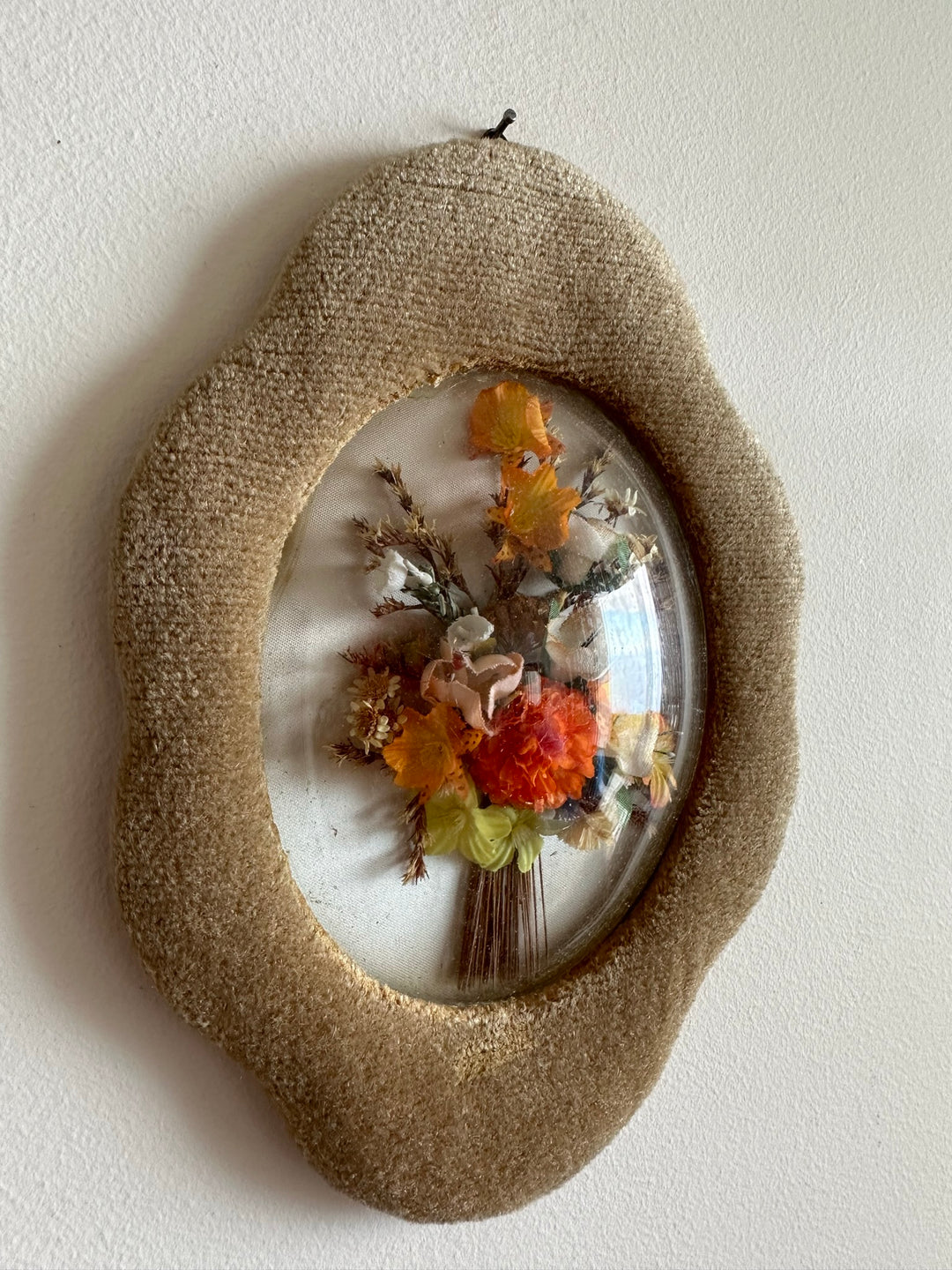Fleurs en tissu encadrées sous verre bombé années 50