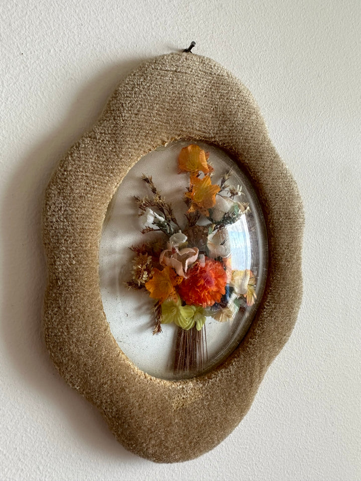 Fleurs en tissu encadrées sous verre bombé années 50