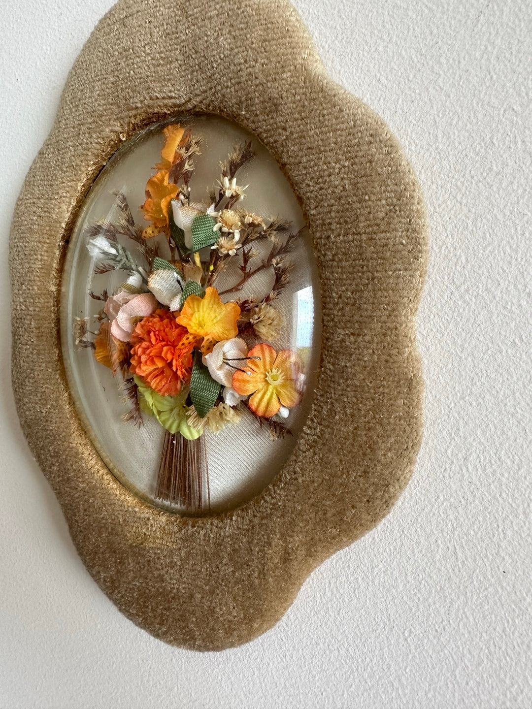 Fleurs en tissu encadrées sous verre bombé années 50