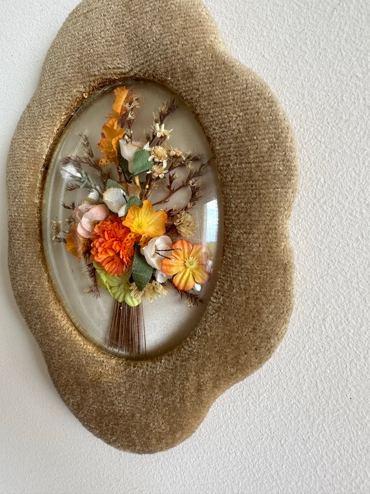 Fleurs en tissu encadrées sous verre bombé années 50