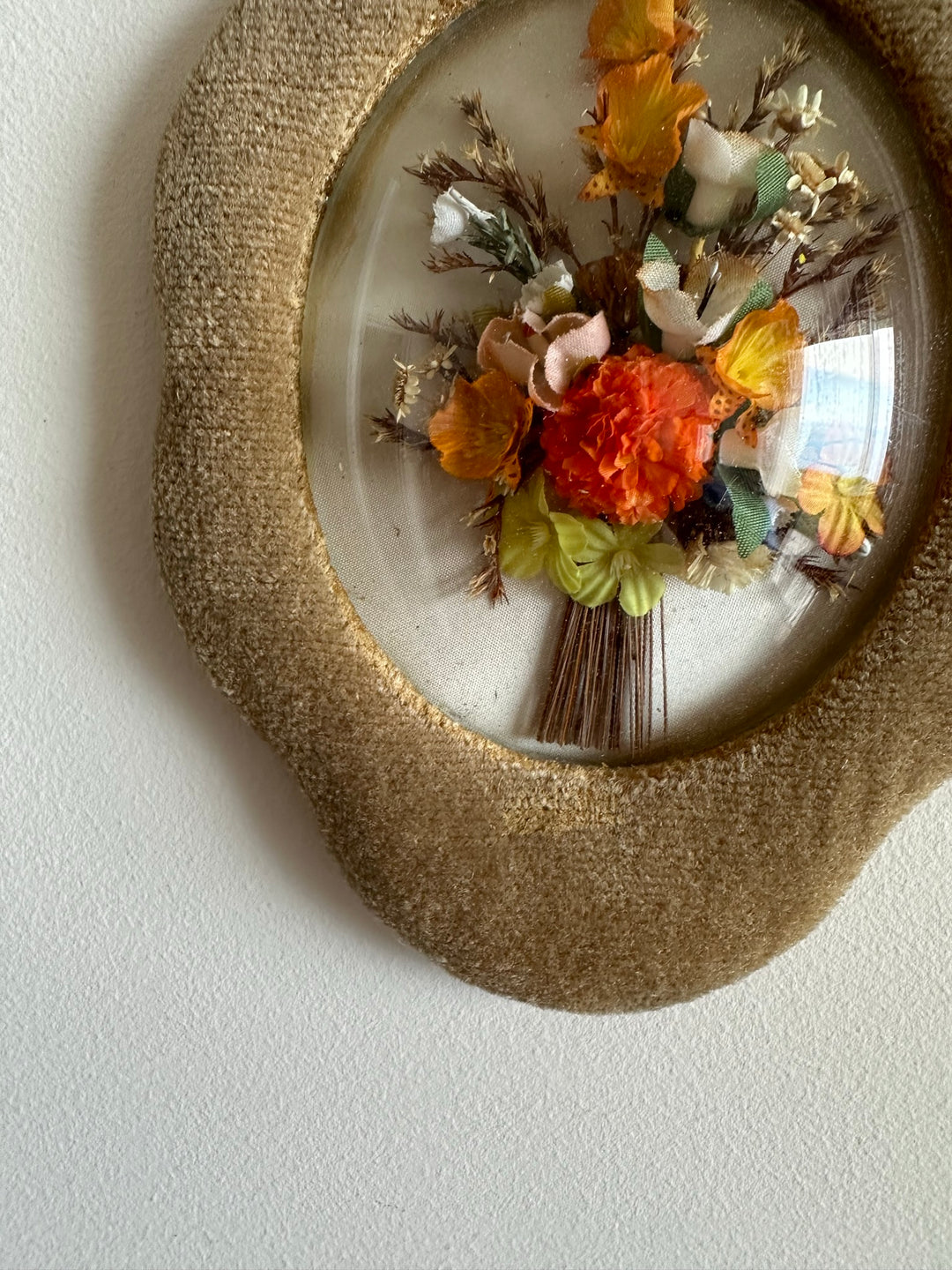 Fleurs en tissu encadrées sous verre bombé années 50