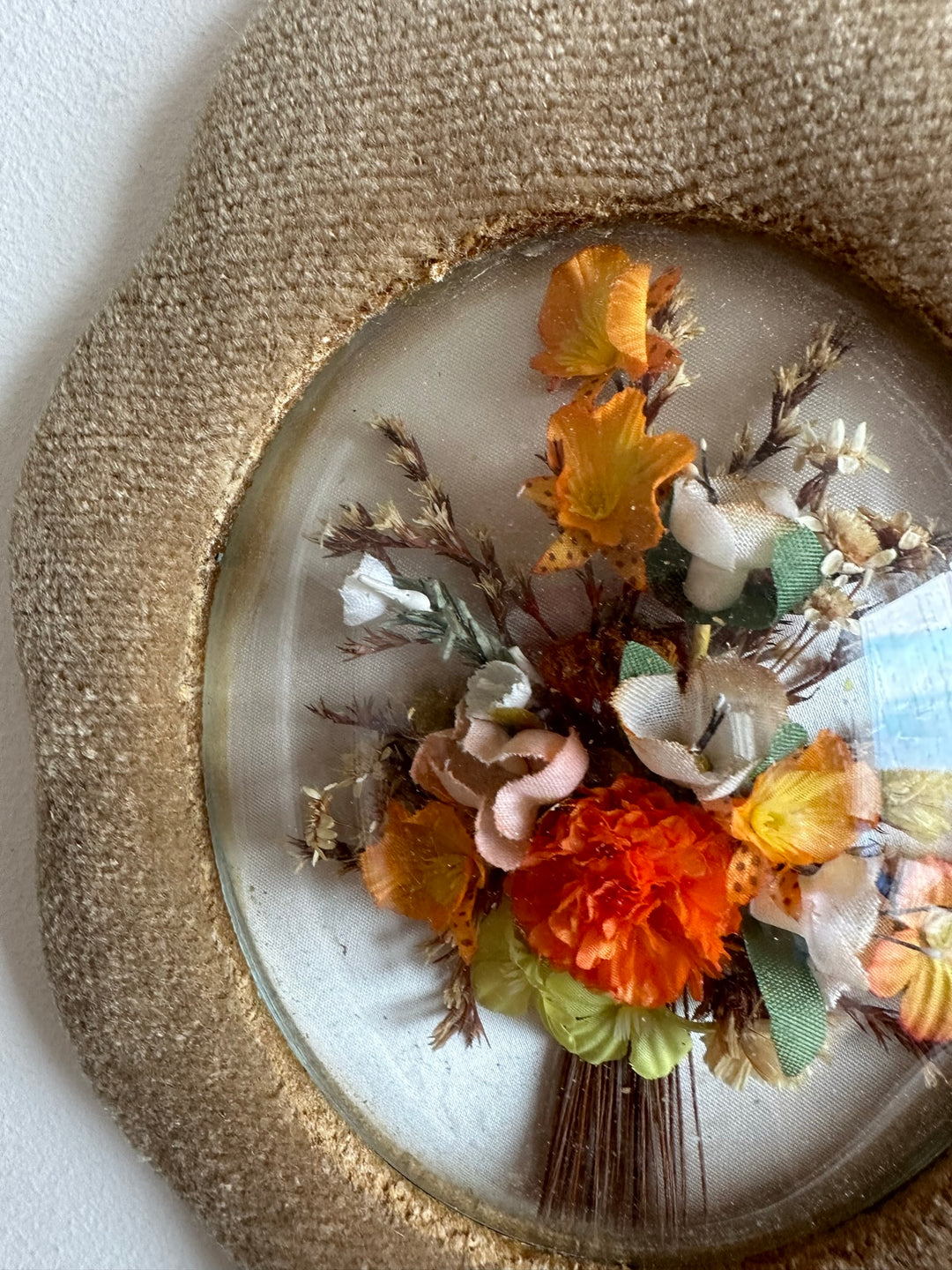 Fleurs en tissu encadrées sous verre bombé années 50