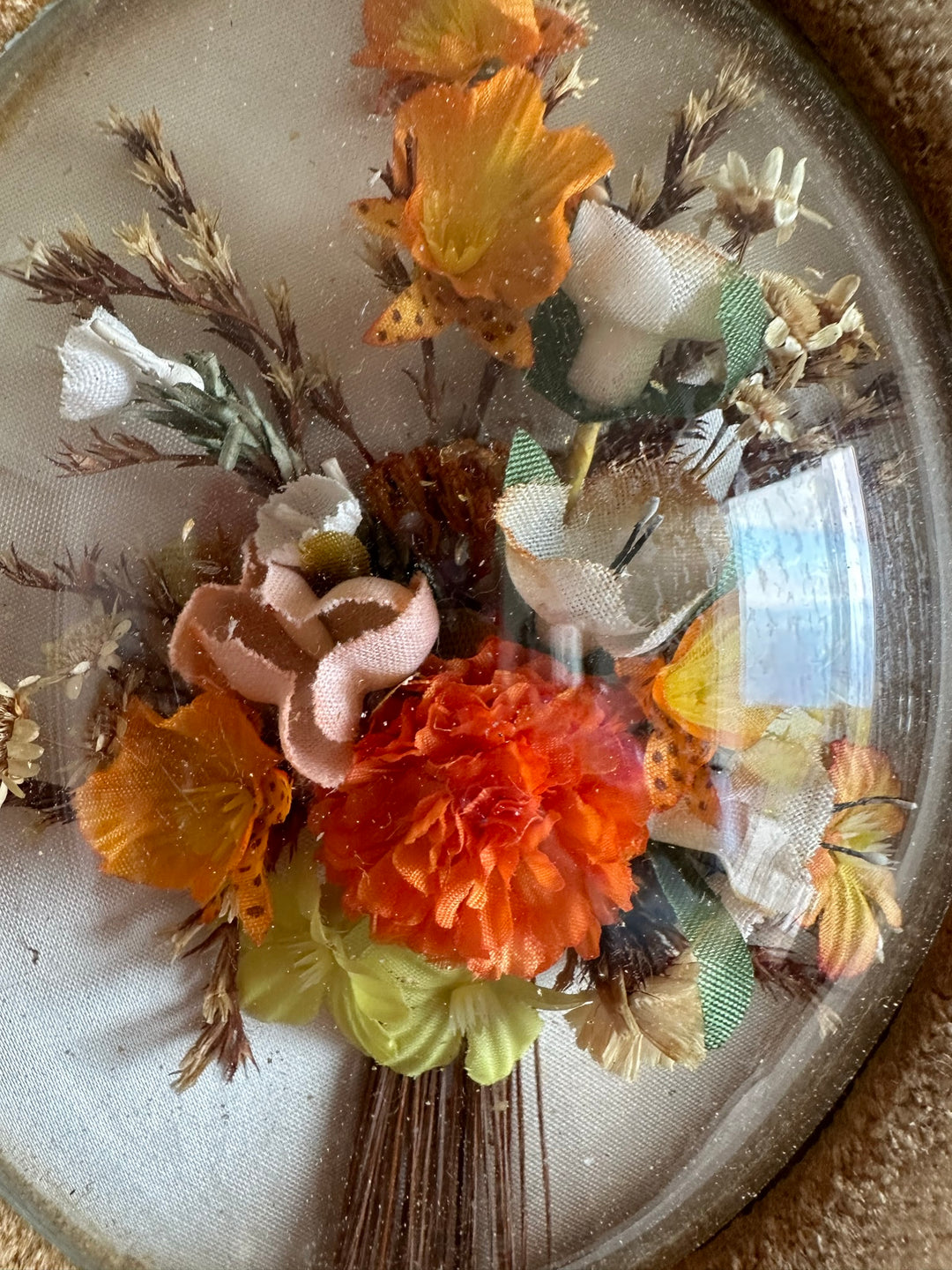 Fleurs en tissu encadrées sous verre bombé années 50