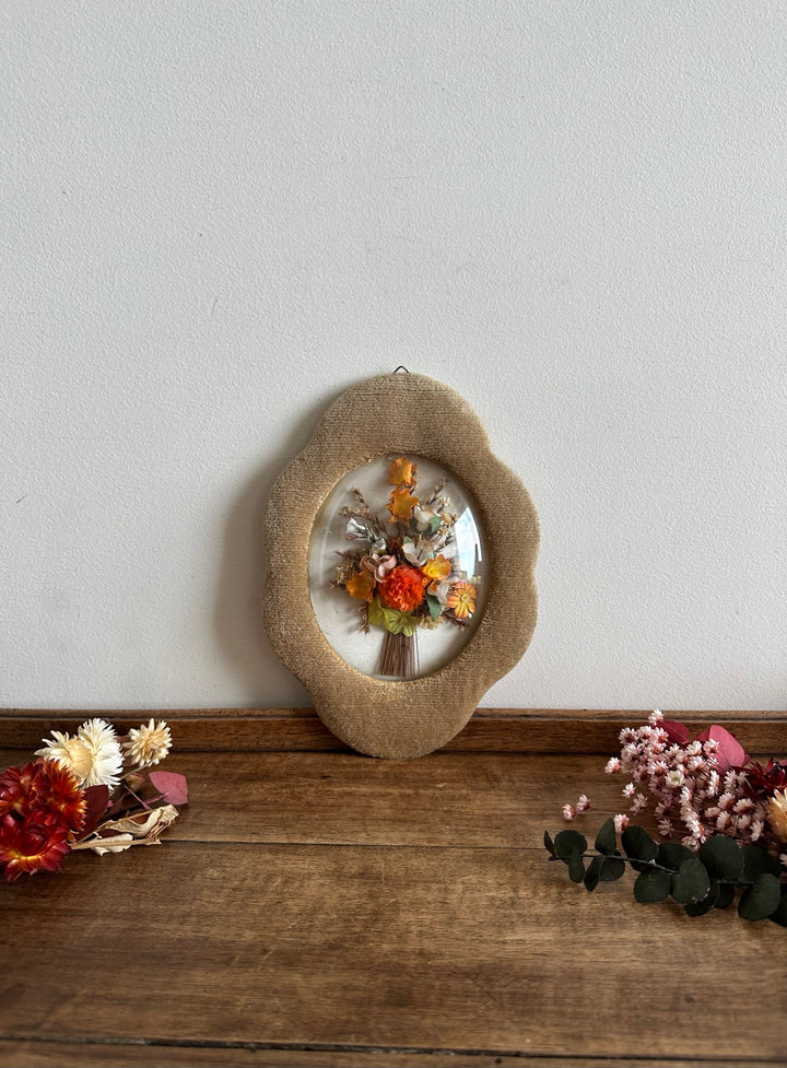 Fleurs en tissu encadrées sous verre bombé années 50