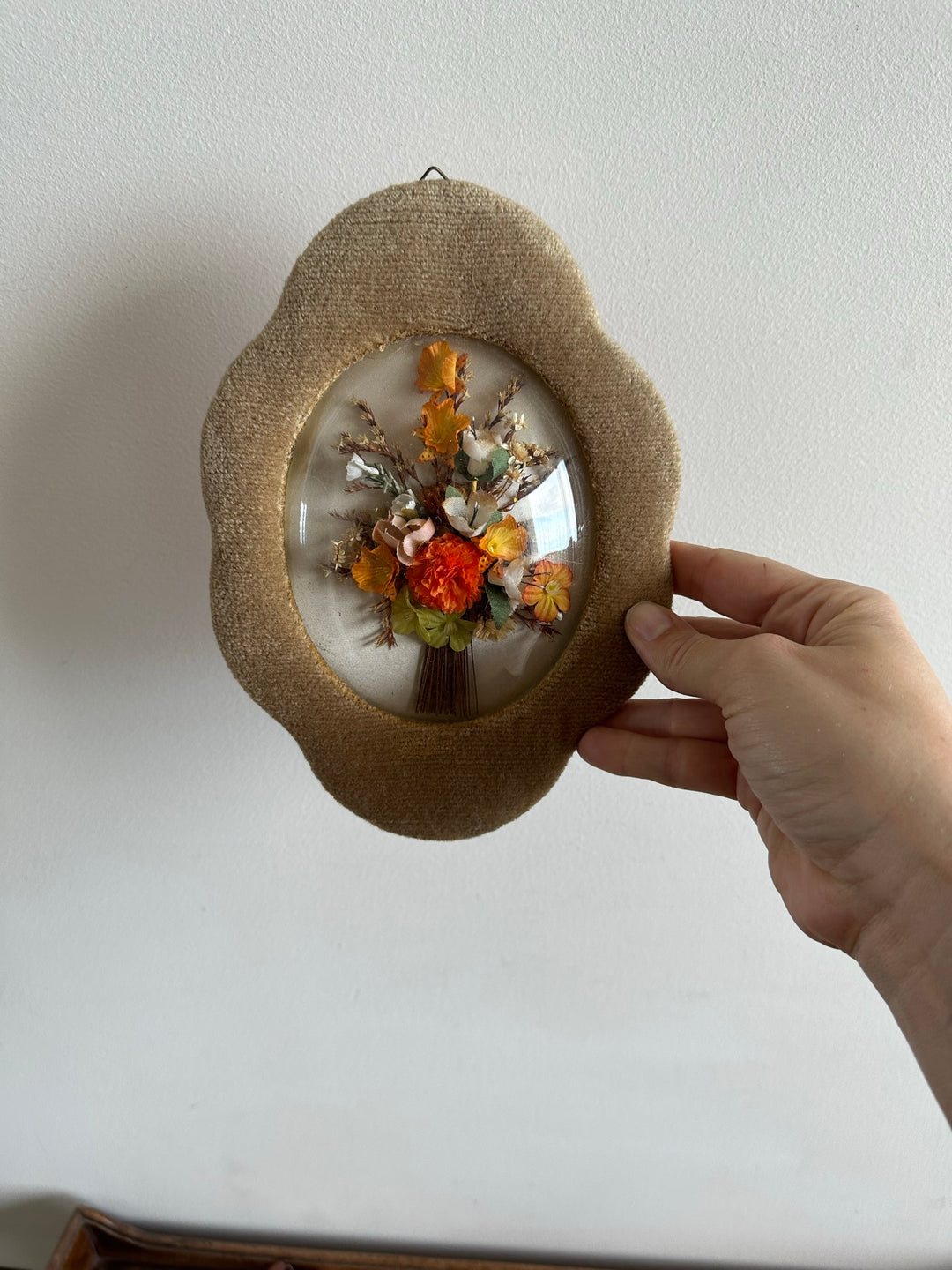 Fleurs en tissu encadrées sous verre bombé années 50